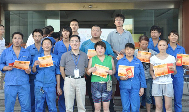 Celebrate "Mid-Autumn Festival" tug-of-war competition